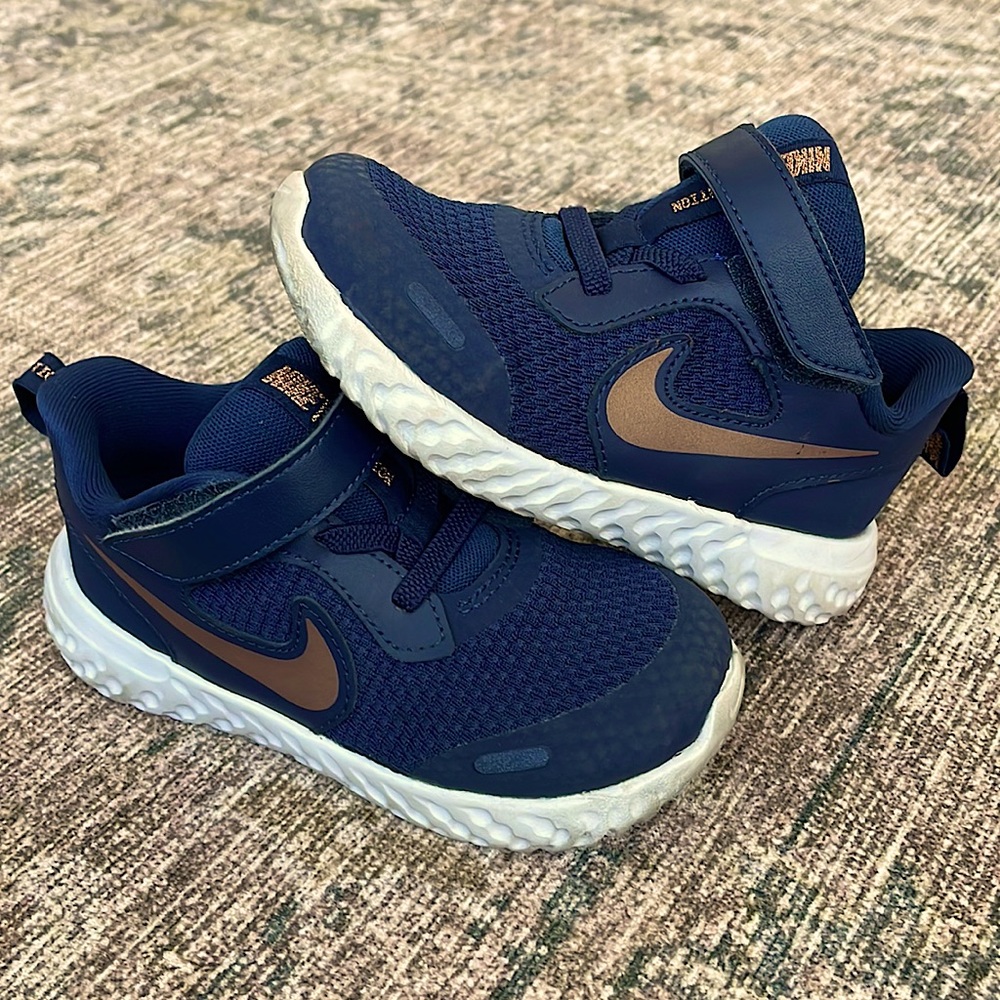 Nike Kids Revolution 5.  Midnight Navy/Metallic Bronze. Unisex, Size 9C